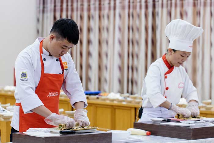 Học viên HNAAu chế biến Sushi cùng đầu bếp Ajinomoto hoc vien hnaau che bien sushi voi dau bep ajinomoto
