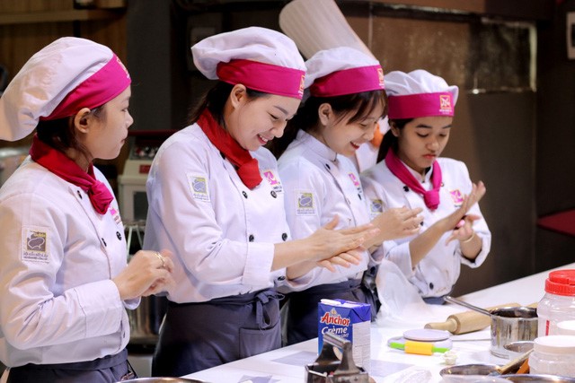 hoc vien hnaau thuc hanh lam banh