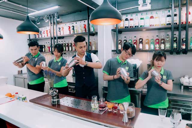 Học viên khóa Kèo nhà cái bóng đá world cup thực hành với bình lắc shaker hoc vien khoa pha che