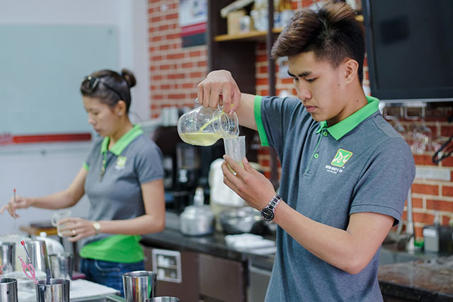 Phần thực hành, Học viên sẽ thực hiện một món theo yêu cầu và một món tự do sáng tạo hoc vien thuc hien do uong