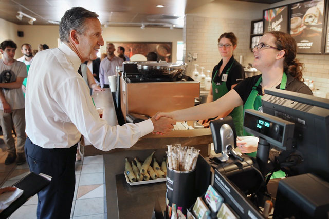 Howard Schultz luôn quan tâm đến yếu tố con người khi vận hành kinh doanh howard schultz luon quan tam nhan vien