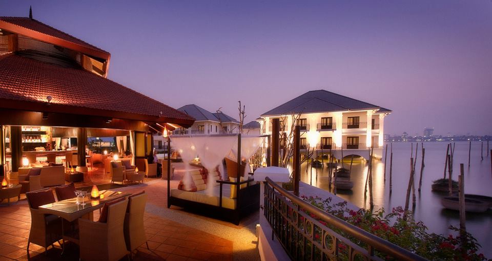 InterContinental Hanoi Westlake nằm hoàn toàn trên mặt nước Hồ Tây inter continental hanoi westlake o ho tay