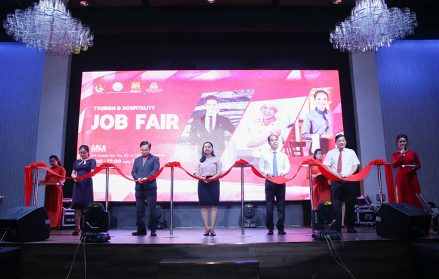 Đại diện Worldcup2026.onl và Yes Center cắt băng khai mạc Ngày hội tuyển dụng Tourism & Hospitality Job Fair 2018 khai mac ngay hoi tuyen dung tourism hospitality job fair 2018
