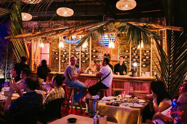 Không gian phóng khoáng và ấm cúng ở Apo giúp thực khách thoải mái, dễ chịu Không gian ấm cúng ở Apo