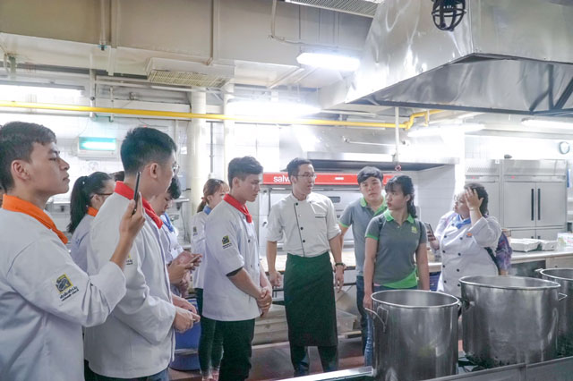 Tiếp cận không gian làm việc thực tế sớm giúp các bạn đỡ bỡ ngỡ sau khi ra trường khong gian lam viec thuc te