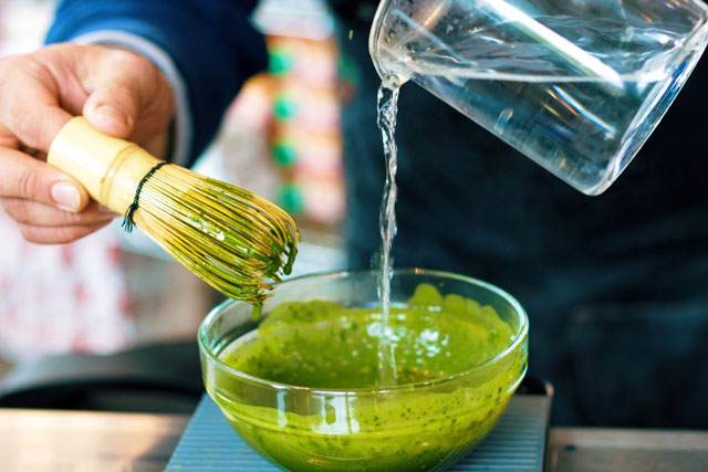 khong pha matcha bang nuoc nong