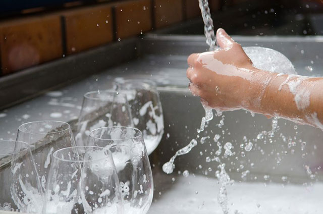 Bạn lưu ý không rửa ly bằng nước thông thường không rửa bằng nước thông thường