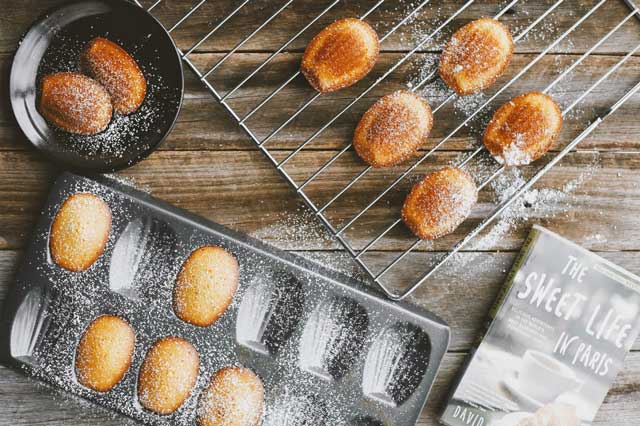 Khuôn bánh Madeleine tạo nên những chiếc bánh có hình vỏ sò khuon banh madeleine