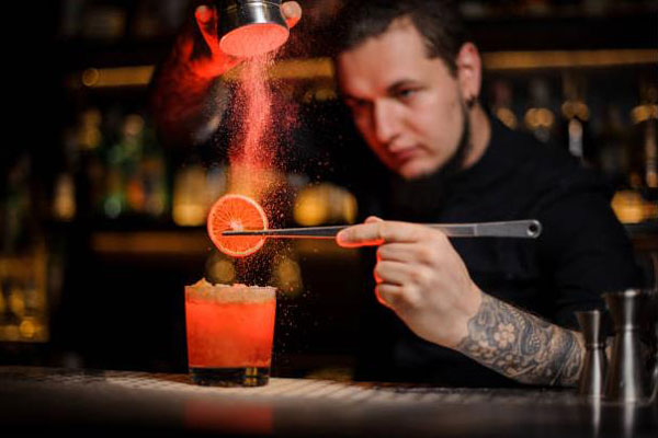 Khả năng sáng tạo giúp Bartender tạo nên nhiều loại đồ uống tươi mới Bartender cần sở hữu kỹ năng gì