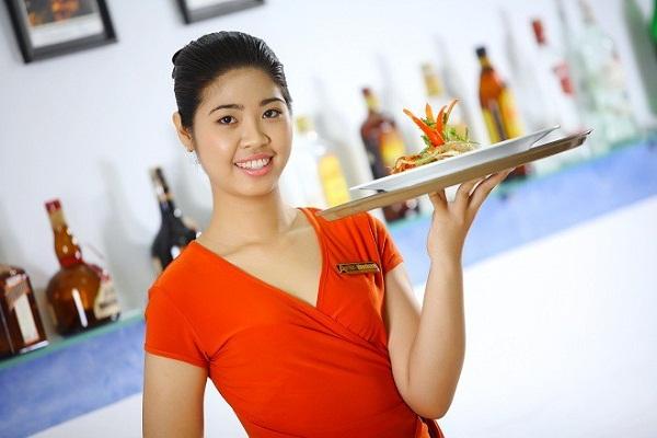 Kỹ thuật bưng khay phục vụ nhà hàng ky thuat bung khay phuc vu nha hang