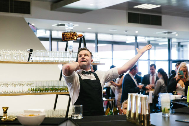 Flair Bartending còn được biết đến với tên gọi “kỹ thuật quăng chai” Flair Bartending là kỹ thuật quăng chai