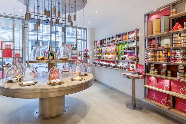 Màu hồng chủ đạo làm du khách thích thú khi đến La Patisserie de Reves la patisserie de reves