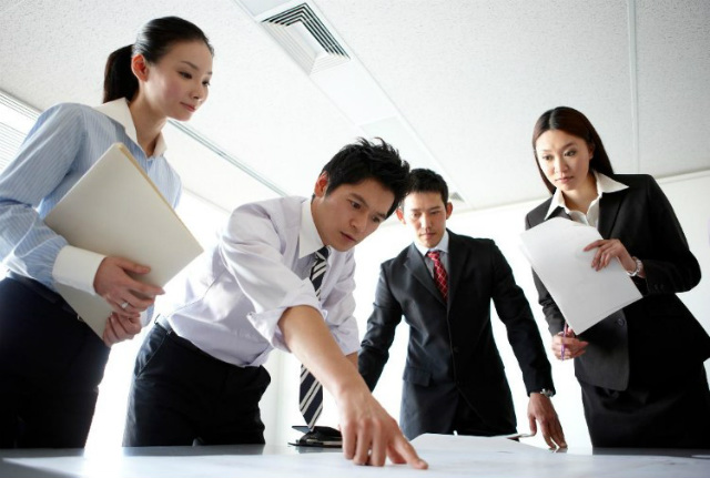 Mách Nước Cho Sếp Trẻ Cách Quản Lý Nhân Viên Lớn Tuổi Hơn lam viec nhom