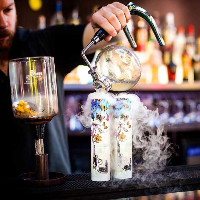 Làn khói ngùn ngụt được tạo ra nhờ súng phun xong khói cho cocktail