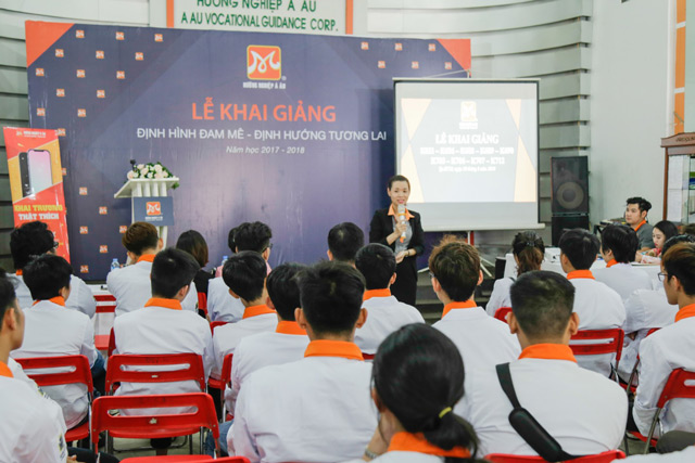 Lễ khai giảng đón Học viên mới tại Hướng Nghiệp Á Âu le khai giang don hoc vien
