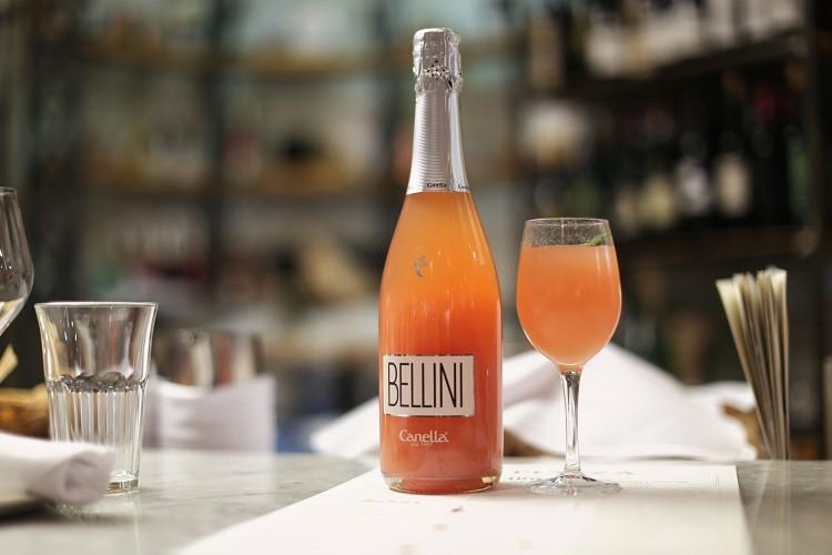 Ly Bellini gợi đến màu áo một vị thánh ly Bellini goi den mau ao mot vi thanh