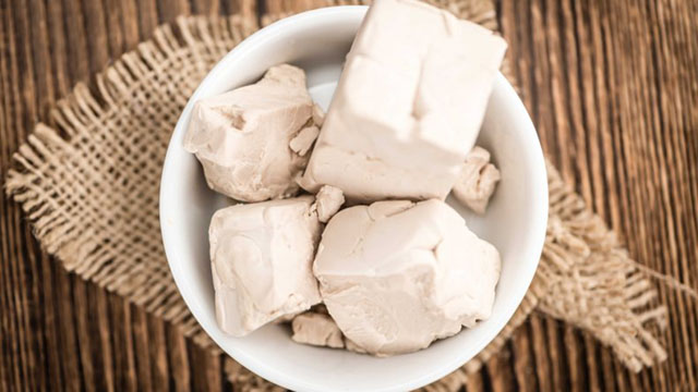 Yeast là men nở, nguyên liệu dùng để tạo độ nở xốp cho bánh men no tuoi co mau nga