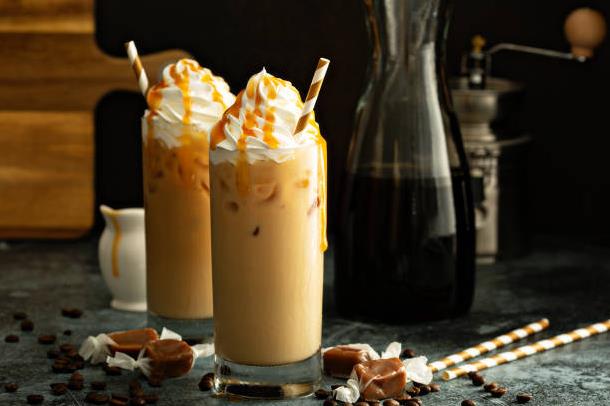 Milkshake thường được phủ một lớp kem đánh bông mịn màng lên trên Milkshake phủ kem