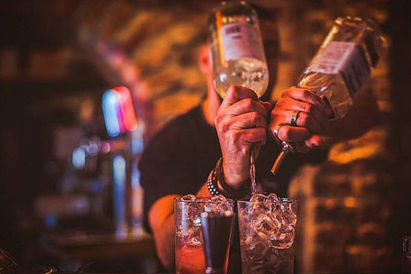 Mức lương của Bartender phụ thuộc vào tay nghề và kinh nghiệm làm việc Mức lương của Bartender