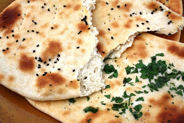 Naan là một món bánh mì đặc trưng ở Ấn Độ naan mon banh mi dac trung cua an do