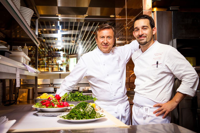 Daniel Boulud (trái) còn là người truyền “lửa” cho nhiều người đam mê nghề Bếp nguoi truyen lua dam me