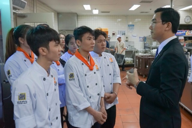 Anh Nguyễn Trương Duy, Training Manager của Lotte Legend Hotel Saigon nguyen truong duy training manager legend hotel saigon