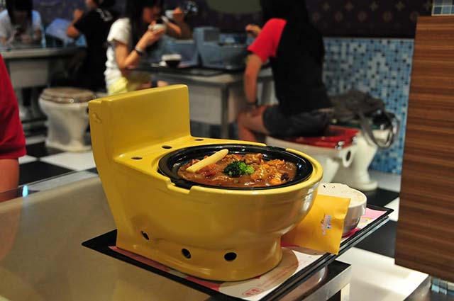 Ngồi trên bồn ăn thức ăn trong bồn cầu là một trải nghiệm mới mẻ nhà hàng bồn cầu