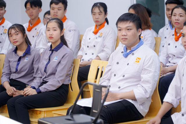 Học viên chăm chú lắng nghe chia sẻ từ nhà tuyển dụng trong chương trình Học viên chăm chú lắng nghe