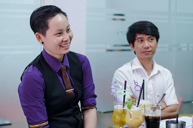Thầy Tony Trần và đại diện nhà tuyển dụng theo dõi phần thi của Học viên nha tuyen dung theo doi phan thi