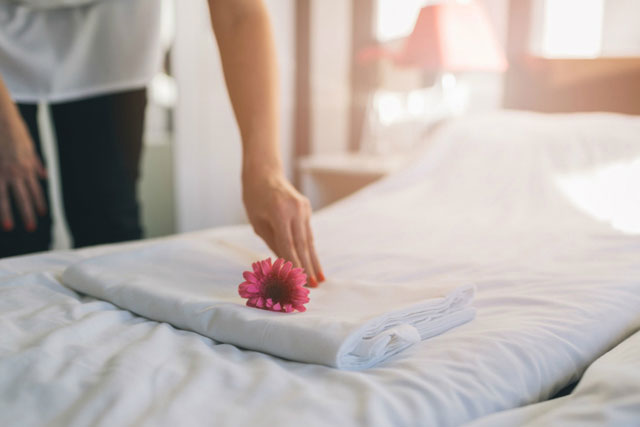 nhân viên housekeeping nên cẩn thận, nhẹ nhàng, tránh làm hư hỏng đồ của khách nhan vien housekeeping