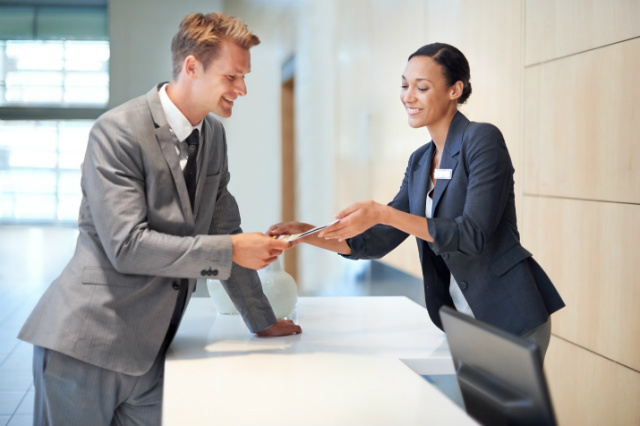 Nhân viên Lễ tân đảm nhận việc chào đón, làm thủ tục check in/ check out cho khách nhan vien le tan lam nhiem vu check in check out