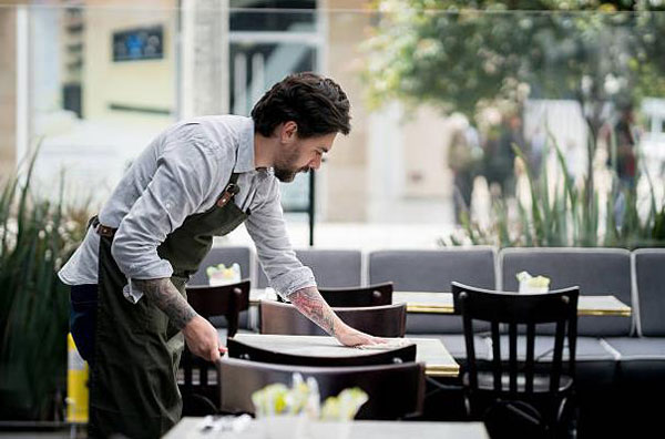 Waiter là danh từ chỉ những nam Nhân viên phục vụ trong nhà hàng nhiệm vụ waiter