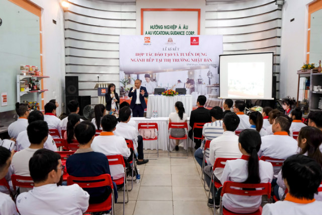 Ông Kota Hideshima và bà Nguyễn Thị Hoàng Yến giải đáp các thắc mắc ong kota giai dap thac mac