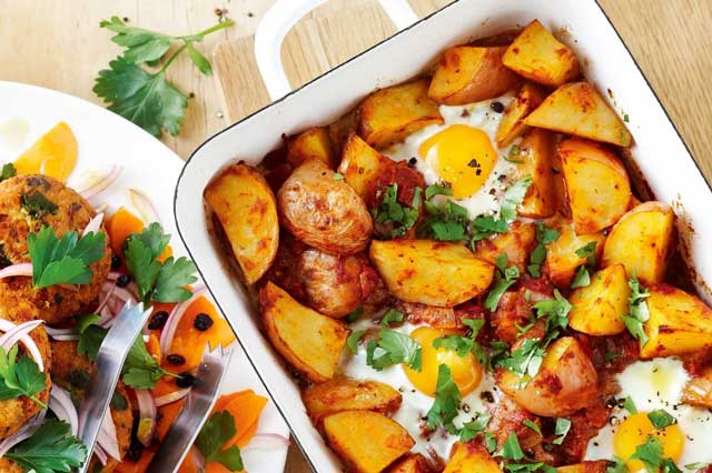 Sự kết hợp độc đáo giữa khoai tây chiên và sốt bravas béo ngậy của món Patatas Bravas patatas bravas