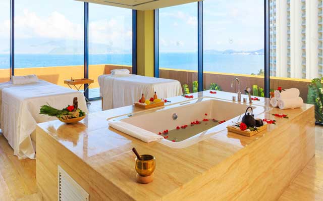 Phòng trị liệu cao cấp, view hướng biển của Shine Spa sẽ giúp bạn được thư giãn hoàn toàn phòng trị liệu cao cấp