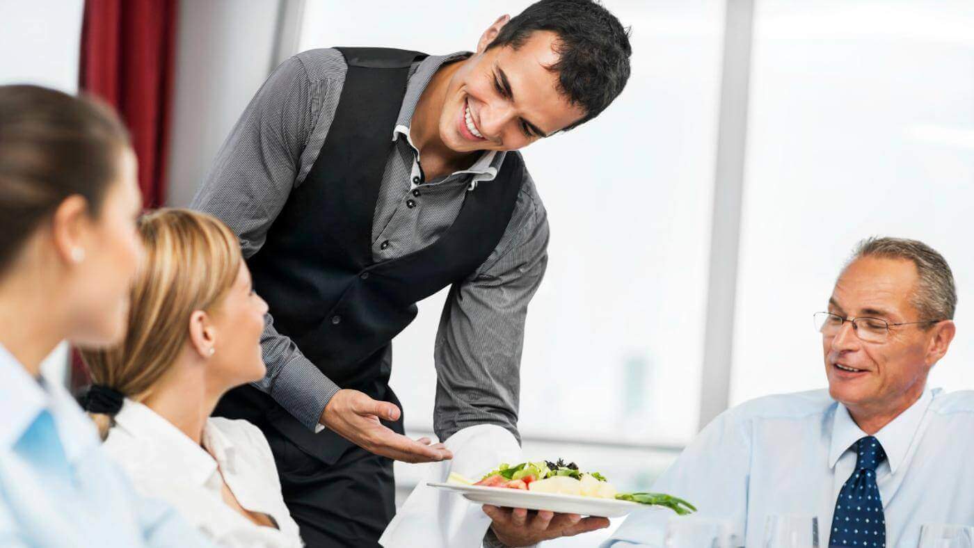 Phục vụ khách hàng trong nhà hàng phuc vu khach hang trong nha hang
