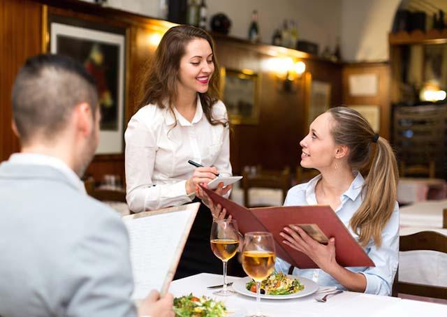Công việc cụ thể của Waitress là gì quy trinh phuc vu khach cua waitress