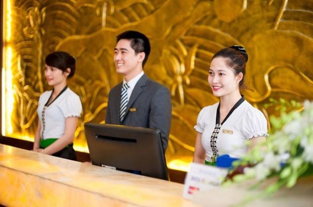 Bộ phận Lễ tân trực ở quầy và luôn sẵn sàng đón tiếp khách reception san sang don tiep khach