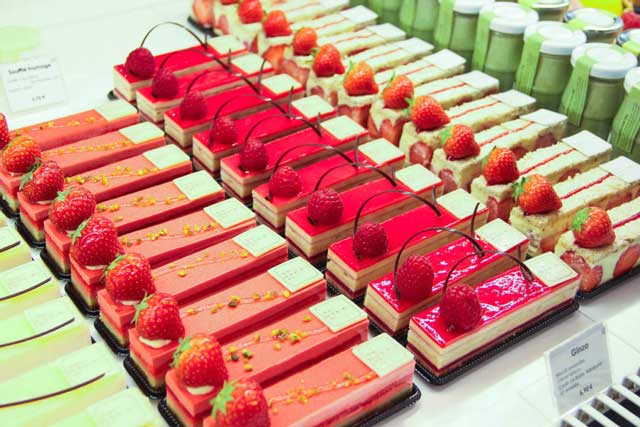 Những chiếc bánh nhiều màu sắc ở Sadaharu Aoki sadaharu aoki