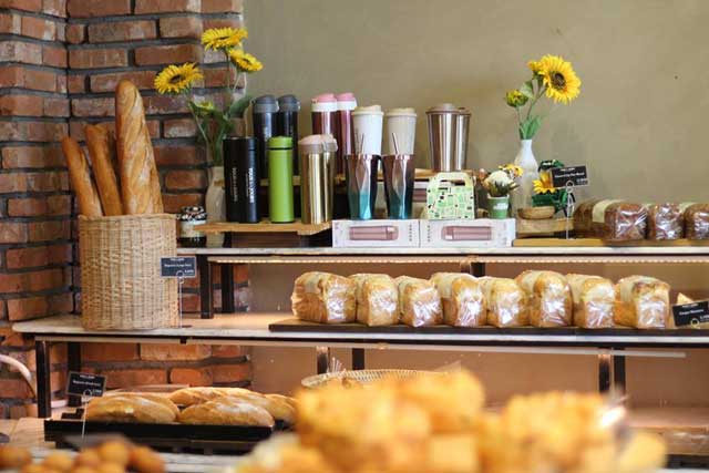 Những kệ bánh được sắp xếp khéo léo, tỉ mỉ của Tous les Jours sắp xếp khéo léo, tỉ mỉ