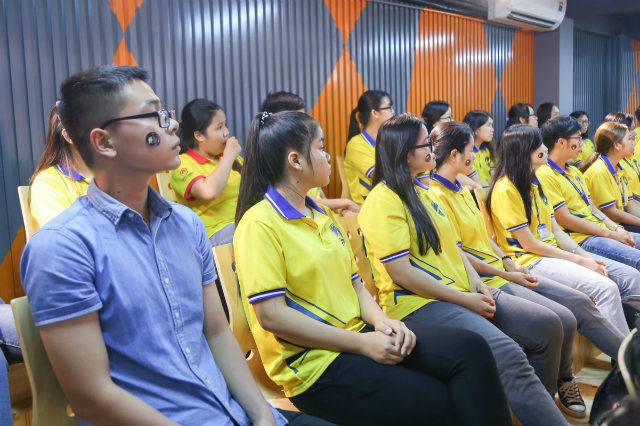 Sinh viên Trường Đại học Tài Chính – Marketing đến cổ vũ các thí sinh sinh vien tai chinh marketing den co vu cho cac thi sinh