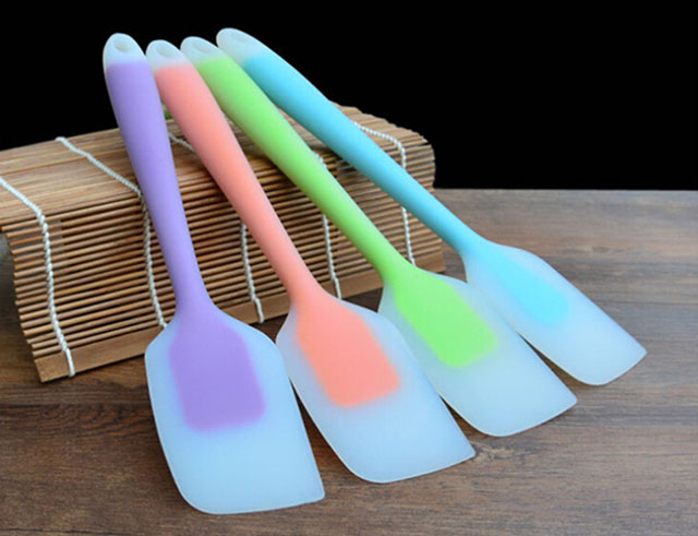 Spatula loại silicon rất tiện lợi trong công đoạn trộn/ vét bột khi làm bánh spatula