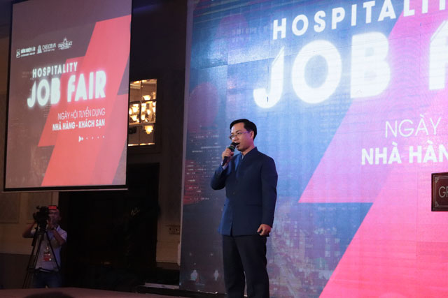 Ông Tạ Quang Tùng - Tổng Giám đốc Công ty Cổ phần Hướng Nghiệp Á Âu (HNAAu) phát biểu khai mạc chương trình.