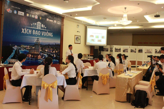 Các nhóm thí sinh tham gia phần thi đồng đội tại Xích Đạo Vuông 2016 tham gia cuoc thi