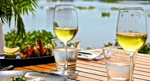 The Deck Saigon bên bờ sông tạo cảm giác thoáng mát cho khách hàng the deck saigon