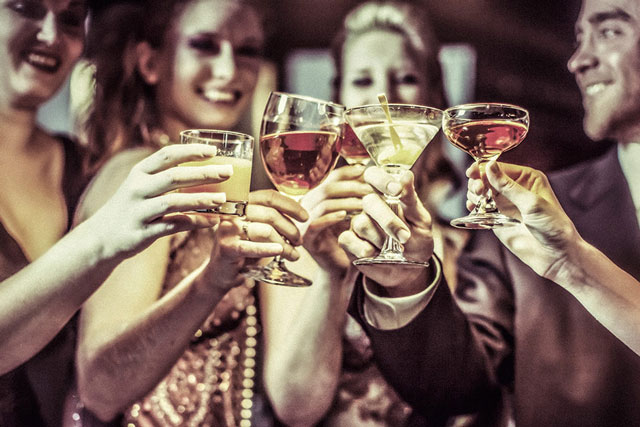 Không chỉ ở phương Tây mà nhiều nước châu Á ở Việt Nam cũng yêu thích tiệc cocktail Việt Nam yêu thích tiệc cocktail