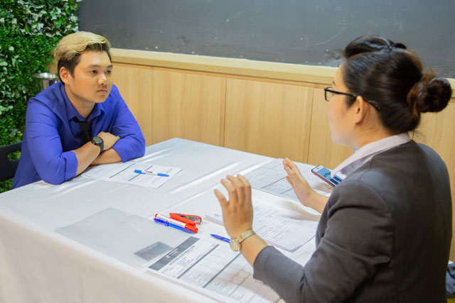 Ứng viên lắng nghe tiêu chí tuyển dụng của doanh nghiệp tiêu chí tuyển dụng