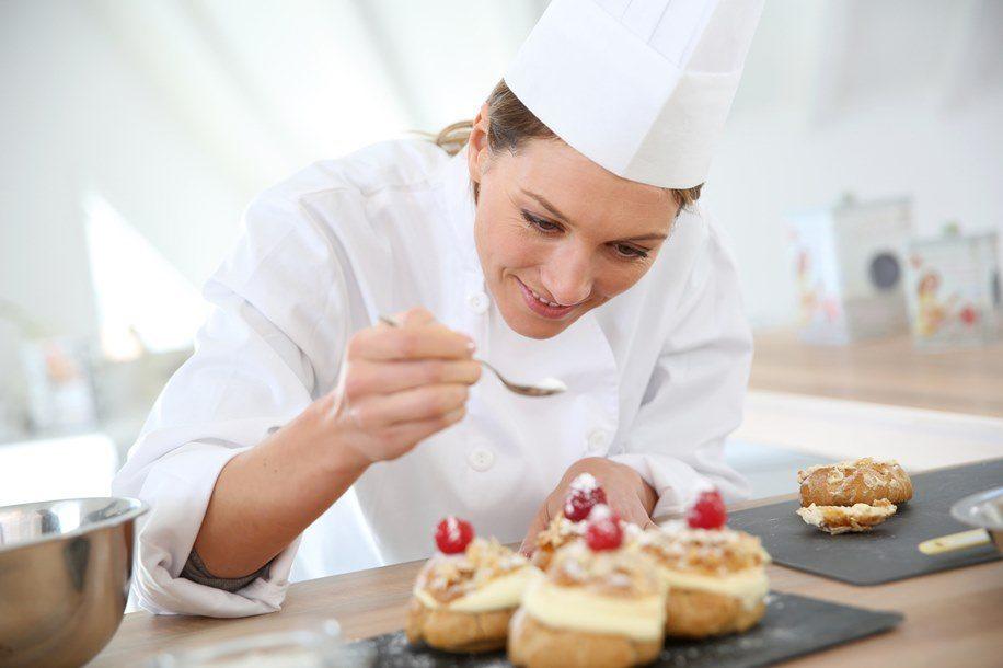 Pastry Chef chịu trách nhiệm chính những món bánh trach nhiem cua pastry chef trong nha hang khach san