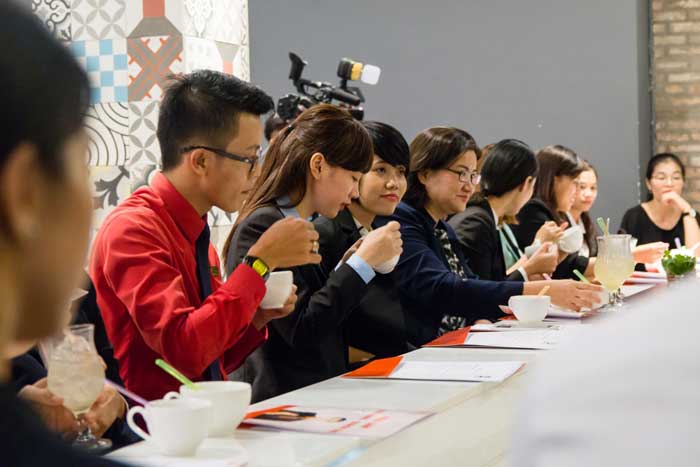 Nhà tuyển dụng trải nghiệm lớp học pha chế tại HNAAu trai nghiem lop hoc pha che hnaau