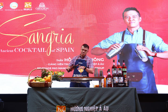 Thầy Hồ Quốc Thông – Giảng viên HNAAu trình diễn pha chế cocktail Sangria trinh dien pha che cocktail sangria